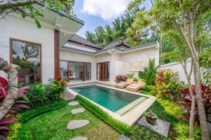 a swimming pool in the backyard of a villa at Stylish villa, Ubud, 2 bed,2 bath, central location, pool, private! in Ubud