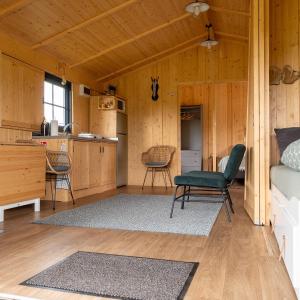 Ecau Lodge - Logement insolite à 30km de Pairi Daiza في Écaussinnes-dʼEnghien: غرفة معيشة مع سرير ومطبخ