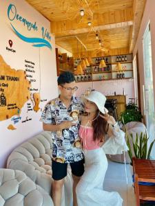 Ein Mann und eine Frau stehen in einem Laden in der Unterkunft Oceanside Villa Phuquy Island in Cu Lao Thu