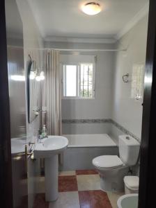 諾沃桑克蒂佩特里的住宿－Chalet Isla Sicilia，浴室配有卫生间、浴缸和水槽。