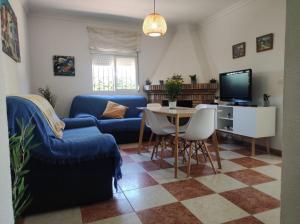諾沃桑克蒂佩特里的住宿－Chalet Isla Sicilia，客厅配有蓝色的沙发和桌子