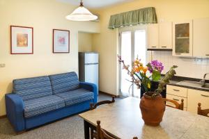 sala de estar con sofá azul y mesa en Residence 7 Bello, en San Benedetto del Tronto