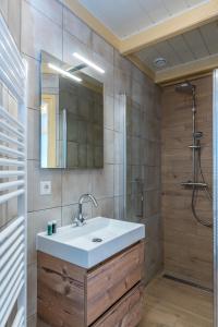La salle de bains est pourvue d'un lavabo et d'une douche. dans l'établissement Boerderijwoning De Florijn, à Oosterend