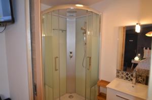 una ducha con puerta de cristal en un baño en Maison Bon Air Capbreton, en Capbreton 23 fotos más