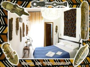 Cartel de un dormitorio con cama y una habitación con objetos en Hotel Ariston, en Cesenatico