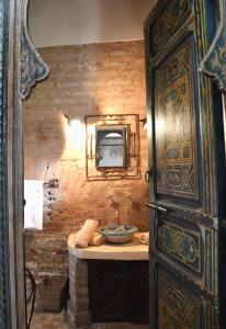 Bilik mandi di Riad Palmier