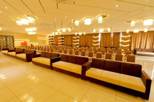 Hotel Grand Darshan Vadodara的休息区
