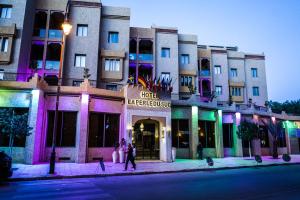 Un edificio con persone che camminano davanti di Hotel La Perle du Sud a Ouarzazate