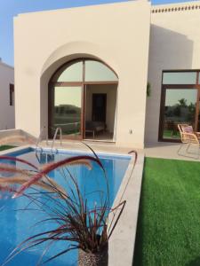 塞拉莱Tulip Four Relax的一座带游泳池和庭院的房子