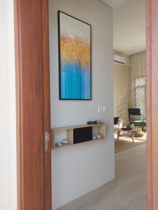 サラーラにあるTulip Four Relaxの壁画のあるリビングルーム +35枚の写真