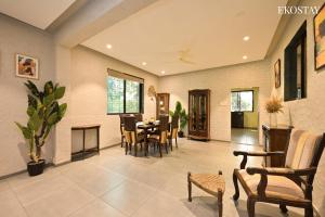 EKO STAY- Brickstone Villa في إيغاتبوري: غرفة معيشة مع طاولة وكراسي