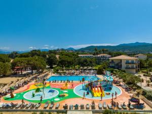 une image d'un parc aquatique dans un complexe dans l'établissement Residence Club Marina Viva, à Porticcio 17 autres photos