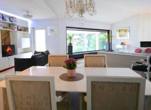 eine Küche und ein Esszimmer mit einem Tisch ohne Namen in der Unterkunft "Fall in love only" Master Morcote lake in Morcote