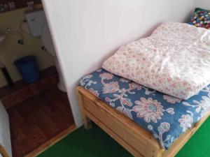 Una cama pequeña con una almohada encima. en Hotel Summit, en Dingboche