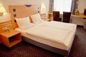 Postel nebo postele na pokoji v ubytování Hotel Krone