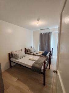 - une chambre avec 2 lits dans l'établissement Amalfi Oasis Condo near SM Seaside Cebu, à Cebu