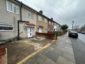 un coche aparcado en un estacionamiento junto a una casa en Smart Cosy/Small Double Room in Oakridge Road Bromley, en Lewisham