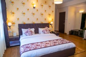 1 dormitorio con 1 cama grande en una habitación en Voyage Dreamvilla Retreat en Pelling
