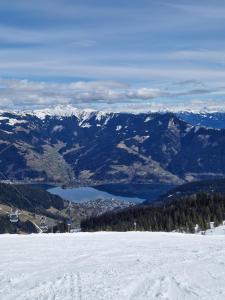 ツェル・アム・ゼーにあるAppartement Haus Sonnenheimの雪山の景色を望む坂道