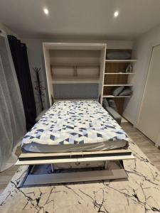 1 dormitorio con 1 cama en una habitación en Studio 2022 terrasse parking 5 min d'Annecy en Poisy