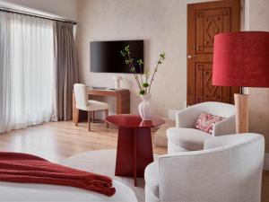 een woonkamer met een rode lamp en een rode tafel bij Boutique Hotel Posada Terra Santa in Palma de Mallorca