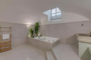 A bathroom at Residenza d'Epoca Galleria dell'Accademia