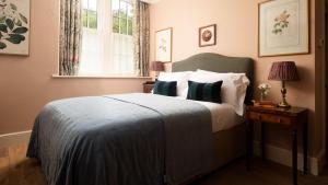 una camera da letto con letto, cuscini e finestra di Birks Stable Cottage a Hexham