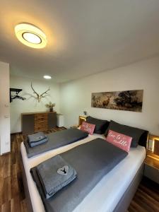 una camera con 2 letti di Apartment Schett a Neukirchen am Grossvenediger