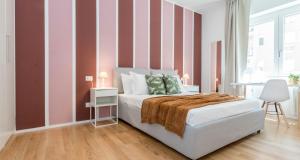 - une chambre avec un lit et un mur rayé dans l'établissement ALTIDO Delightful Flats Near CityLife District, à Milan