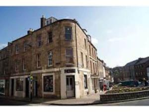 um velho edifício de tijolos na esquina de uma rua em Old Town View em Jedburgh