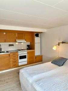 uma cozinha com uma cama num quarto em Äleklinta Gård em Äleklinta