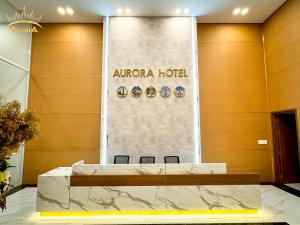 Kon Von Kla的住宿－Aurora Hotel Măng Đen，酒店大堂在酒店前设有桌椅