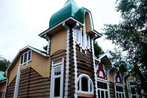 una casa con techo abovedado encima en Hostel Hunter House, en Tomsk