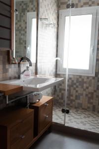 Experience Valencia Luxury Chalet Puig Val con piscina的一间浴室
