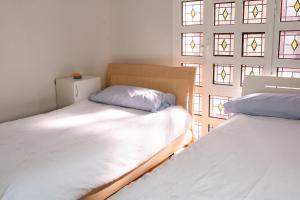 Experience Valencia Luxury Chalet Puig Val con piscina客房内的一张或多张床位