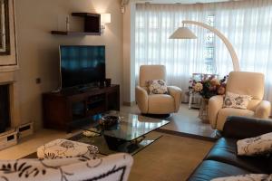 Experience Valencia Luxury Chalet Puig Val con piscina的休息区