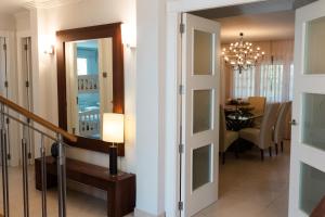 瓦伦西亚Experience Valencia Luxury Chalet Puig Val con piscina的相册照片