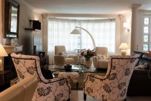 uma sala de estar com duas cadeiras e uma mesa em Experience Valencia Luxury Chalet Puig Val con piscina em Valência