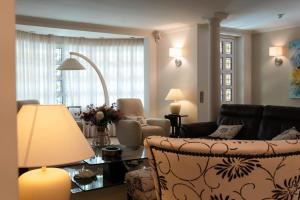 Experience Valencia Luxury Chalet Puig Val con piscina的休息区