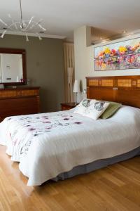 1 dormitorio con 1 cama blanca grande y espejo en Experience Valencia Luxury Chalet Puig Val con piscina, en Valencia