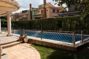 Experience Valencia Luxury Chalet Puig Val con piscina内部或周边的泳池