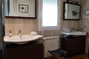 Experience Valencia Luxury Chalet Puig Val con piscina的一间浴室