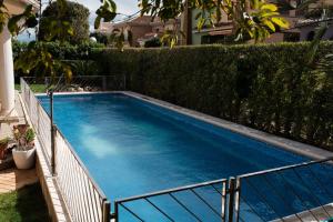 Experience Valencia Luxury Chalet Puig Val con piscina内部或周边的泳池