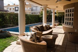 Experience Valencia Luxury Chalet Puig Val con piscina内部或周边的泳池