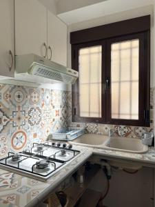 a kitchen with a stove top and a sink at Apartamento Irene 1 in Caravaca de la Cruz