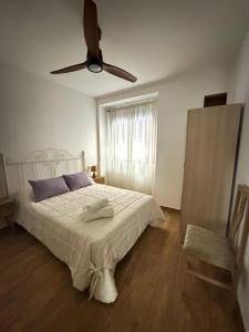 a bedroom with a bed with a ceiling fan at Apartamento Irene 1 in Caravaca de la Cruz