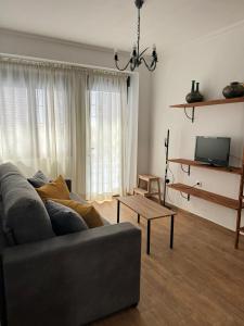 a living room with a couch and a table at Apartamento Irene 1 in Caravaca de la Cruz