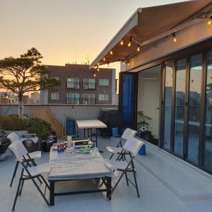 eine Terrasse mit einem Tisch und Stühlen auf dem Dach in der Unterkunft Staylim - Seoul Botanic Park, Airport in Seoul