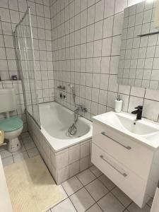 A bathroom at Appartmenthaus - 5 Fewos