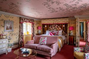 een slaapkamer met een bed en een bank bij The Glenmorangie House in Tain
